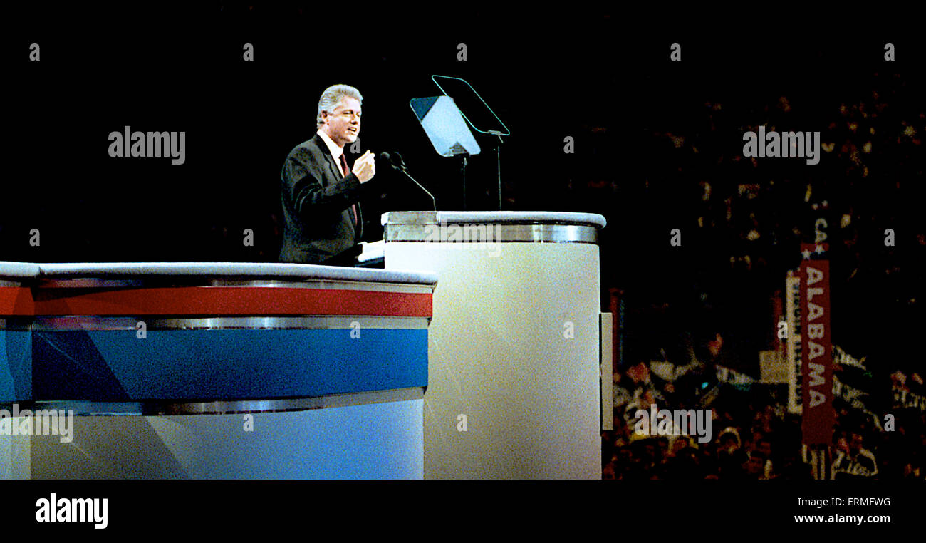 New York, NY. 7-16-1992 Arkansas Governor William Clinton accetta la nomina della Convenzione Nazionale Democratica in New York. Il 1992 Convegno nazionale degli Stati Uniti Partito democratico ha nominato governatore Bill Clinton di Arkansas per il presidente e il senatore Al Gore del Tennessee per il Vice Presidente; Clinton ha annunciato Gore come la sua esecuzione-mate il 9 luglio 1992. La convenzione si è tenuto presso il Madison Square Garden di New York, New York dal 13 luglio al 16 luglio 1992. Foto Stock