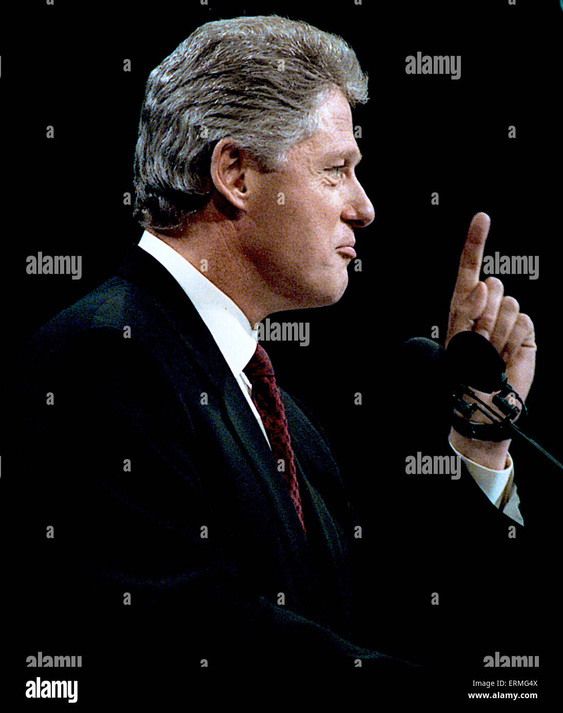 New York, NY. 7-16-1992 Arkansas Governor William Clinton accetta la nomina della Convenzione Nazionale Democratica in New York. Il 1992 Convegno nazionale degli Stati Uniti Partito democratico ha nominato governatore Bill Clinton di Arkansas per il presidente e il senatore Al Gore del Tennessee per il Vice Presidente; Clinton ha annunciato Gore come la sua esecuzione-mate il 9 luglio 1992. La convenzione si è tenuto presso il Madison Square Garden di New York, New York dal 13 luglio al 16 luglio 1992. Foto Stock