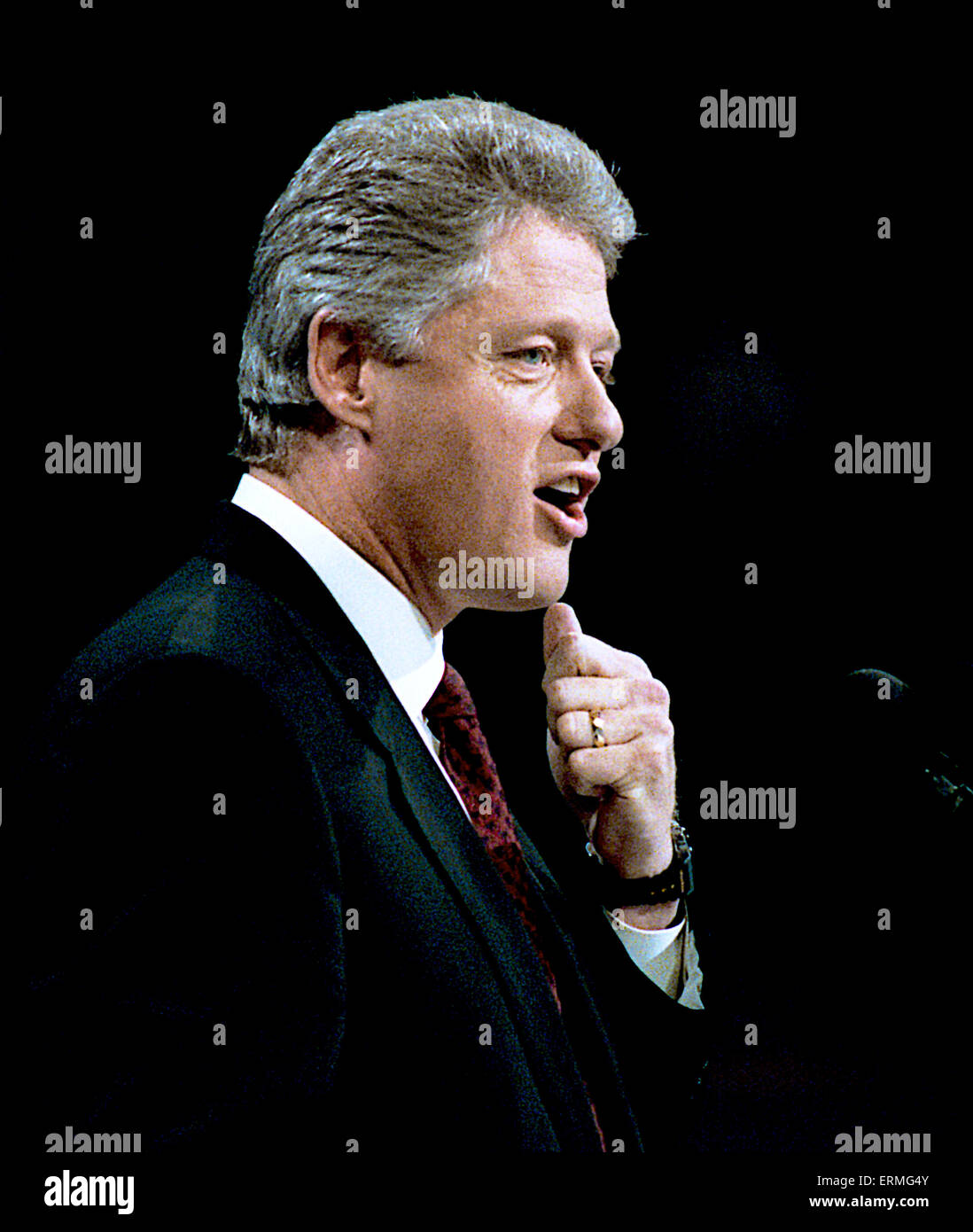 New York, NY. 7-16-1992 Arkansas Governor William Clinton accetta la nomina della Convenzione Nazionale Democratica in New York. Il 1992 Convegno nazionale degli Stati Uniti Partito democratico ha nominato governatore Bill Clinton di Arkansas per il presidente e il senatore Al Gore del Tennessee per il Vice Presidente; Clinton ha annunciato Gore come la sua esecuzione-mate il 9 luglio 1992. La convenzione si è tenuto presso il Madison Square Garden di New York, New York dal 13 luglio al 16 luglio 1992. Foto Stock