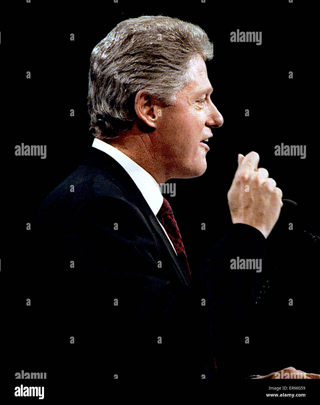 New York, NY. 7-16-1992 Arkansas Governor William Clinton accetta la nomina della Convenzione Nazionale Democratica in New York. Il 1992 Convegno nazionale degli Stati Uniti Partito democratico ha nominato governatore Bill Clinton di Arkansas per il presidente e il senatore Al Gore del Tennessee per il Vice Presidente; Clinton ha annunciato Gore come la sua esecuzione-mate il 9 luglio 1992. La convenzione si è tenuto presso il Madison Square Garden di New York, New York dal 13 luglio al 16 luglio 1992. Foto Stock