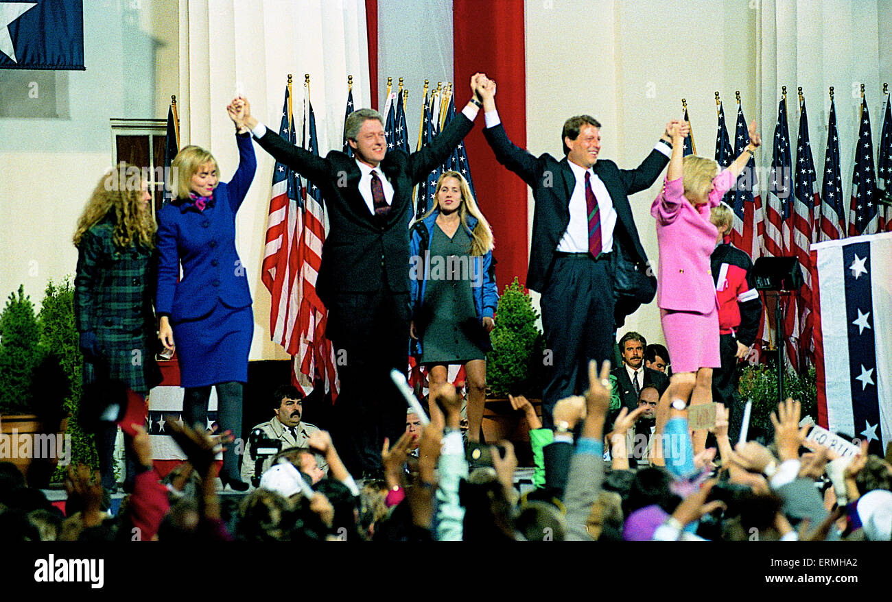 Little Rock, Arkansas, Stati Uniti d'America 3 novembre 1992 Clinton/Gore elezione notte vittoria festeggiamenti sulle Courthouse passi in Little Rock. Presidente-eletto William Jefferson Clinton insieme con il Vicepresidente eletto Albert Gore Jr.e le loro mogli e i loro figli alzare le braccia in segno di vittoria sui gradini del tribunale vecchio a Little Rock stasera. Credito: Mark Reinstein Foto Stock