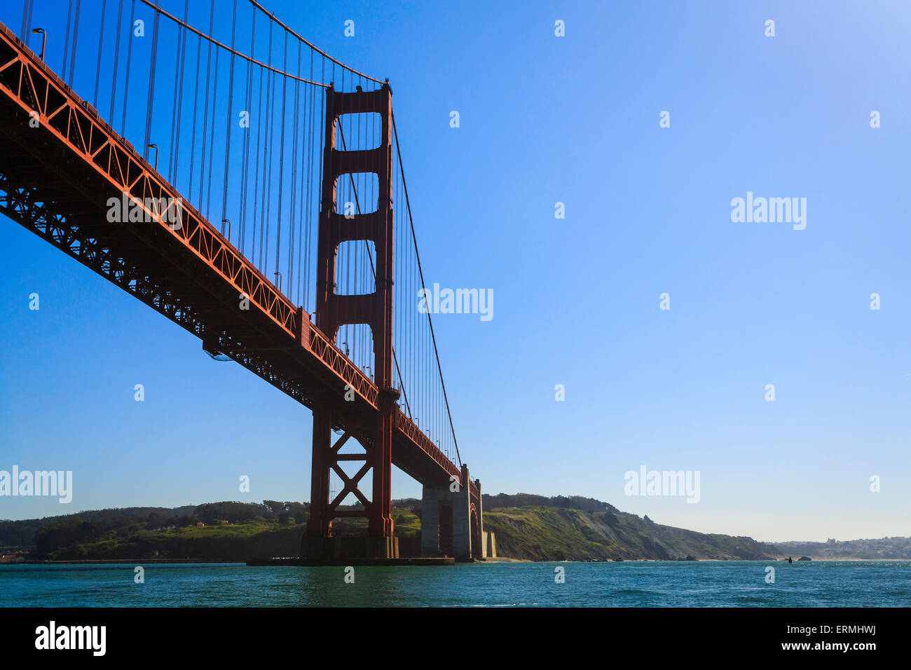 Golden Gate Bridge visto dal lato città guardando sopra al terreno non lavorato Foto Stock