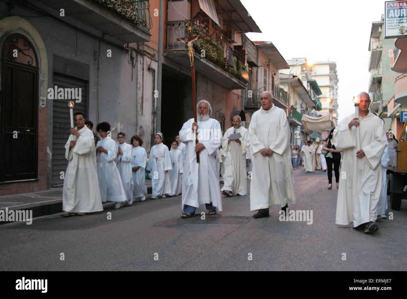 Arzano, Italia. 04 Giugno, 2015. Il Arzano processione eucaristica. Ogni anno, sessanta giorni dopo la Pasqua, la Chiesa celebra il Corpus Christi': festa religiosa in onore dell Eucaristia, che si è sviluppata nel XIII secolo ed estesa dal Papa Urbano IV, nel 1263, per la Chiesa intera. © Salvatore Esposito/Pacific Press/Alamy Live News Foto Stock