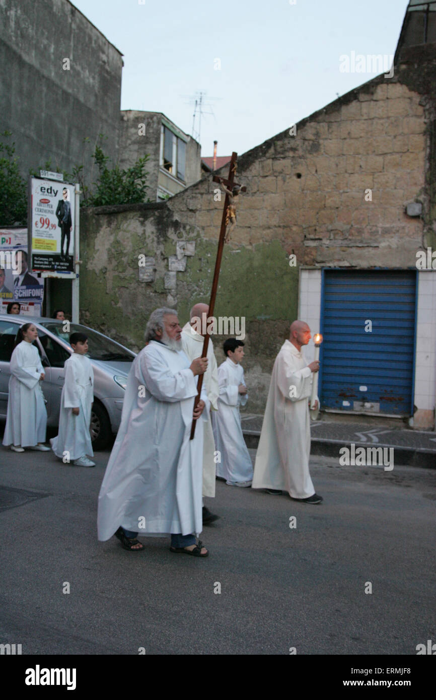 Arzano, Italia. 04 Giugno, 2015. Il Arzano processione eucaristica. Ogni anno, sessanta giorni dopo la Pasqua, la Chiesa celebra il Corpus Christi': festa religiosa in onore dell Eucaristia, che si è sviluppata nel XIII secolo ed estesa dal Papa Urbano IV, nel 1263, per la Chiesa intera. © Salvatore Esposito/Pacific Press/Alamy Live News Foto Stock