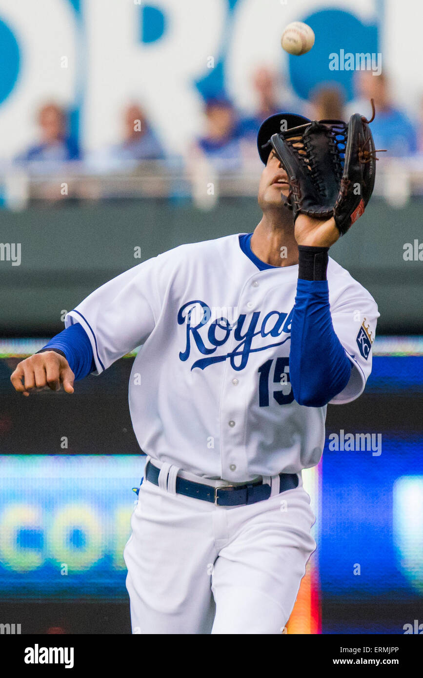 Kansas City, MO, Stati Uniti d'America. 04 Giugno, 2015. Alex Rios #15 dei Kansas City Royals le catture di un pop fly da Mike Aviles #4 dei Cleveland Indians nel secondo inning durante la MLB gioco tra il Cleveland Indians e il Kansas City Royals presso Kauffman Stadium di Kansas City, MO. Kyle Rivas/CSM/Alamy Live News Foto Stock