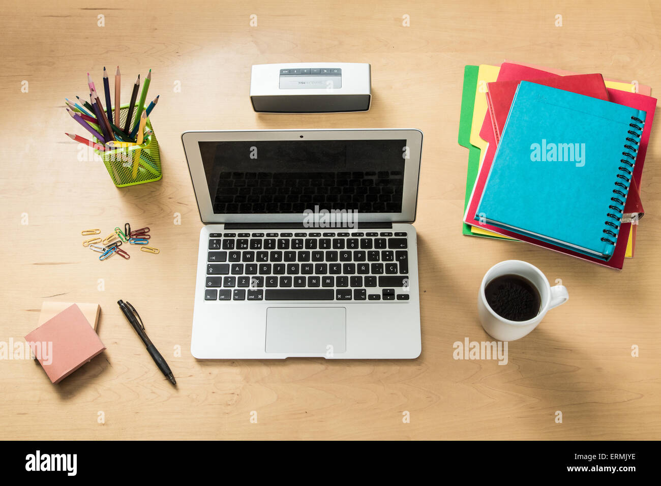 Un moderno spazio di lavoro home office con un laptop, calcolatrice, telefono, matite e altri oggetti da sopra Foto Stock