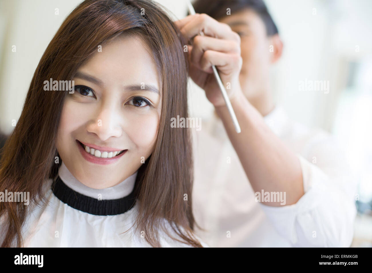 Giovane donna con taglio di capelli in un barbiere Foto Stock