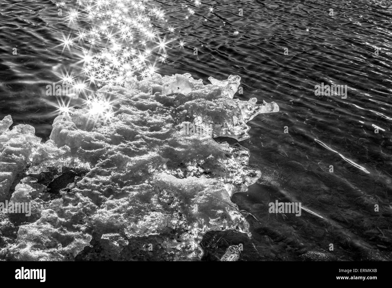 Brilla sul mare di acqua e ghiaccio fondente in Alaska in bianco e nero. Foto Stock