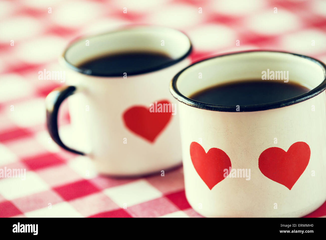 Caffè servito in smalto vecchio tazze con cuori vintage Foto Stock