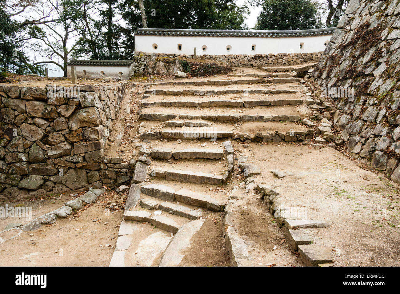 Rovine di Takahashi, castello di Bitchu Matsuyama in Giappone. La porta OTE-Yaguramon con gradini che conducono al sentiero per il castello, franco da muro di neribei Dobei. Foto Stock