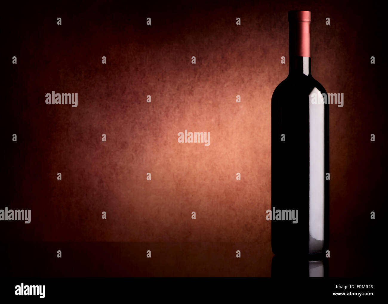 Bottiglia di vino su uno sfondo vinosa Foto Stock