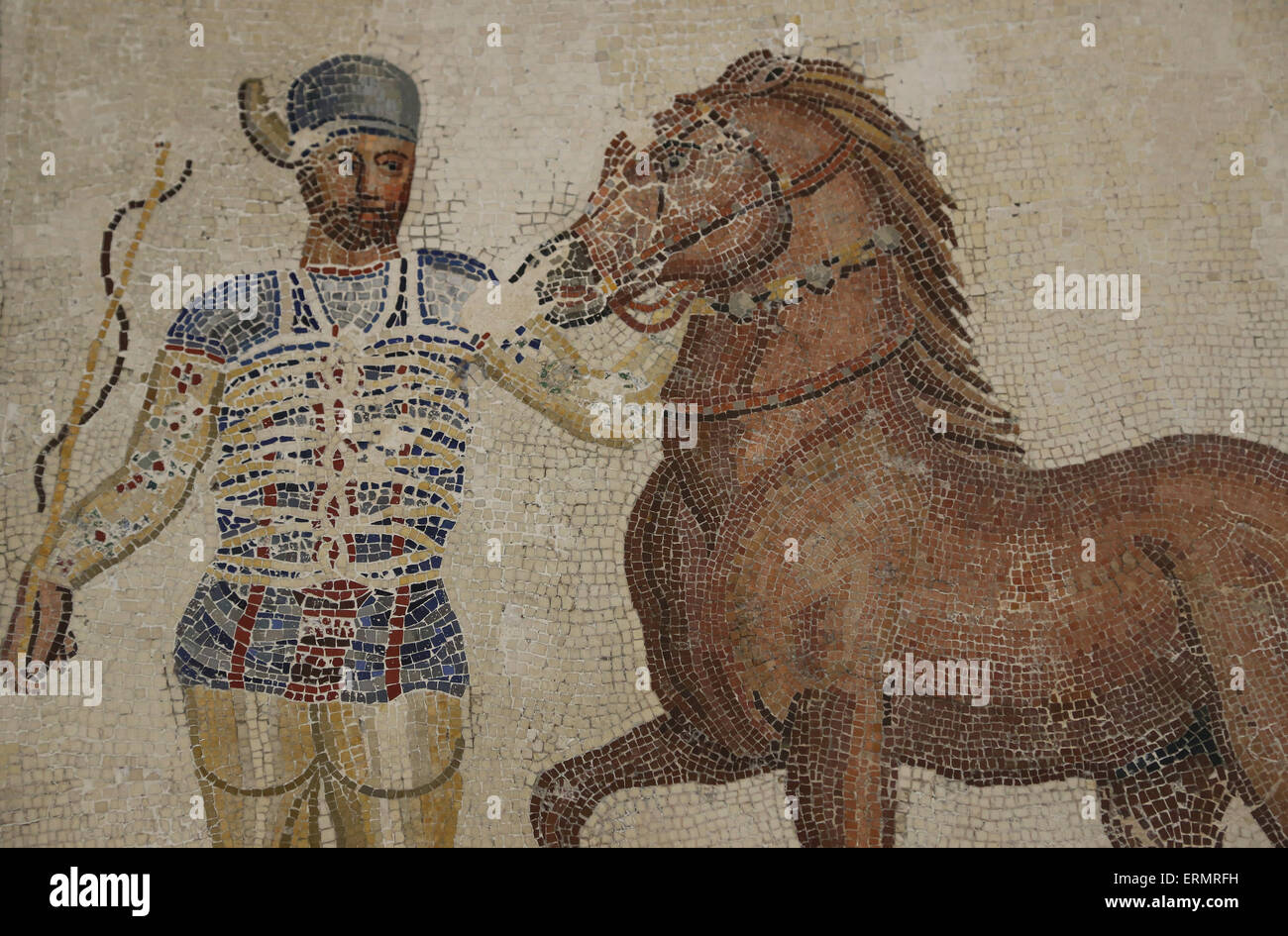 Pavimentazione mosaico con un circo condottiero della veneta (blu) fazione. Iii secolo D.C. Museo Nazionale Romano. Roma. L'Italia. Foto Stock