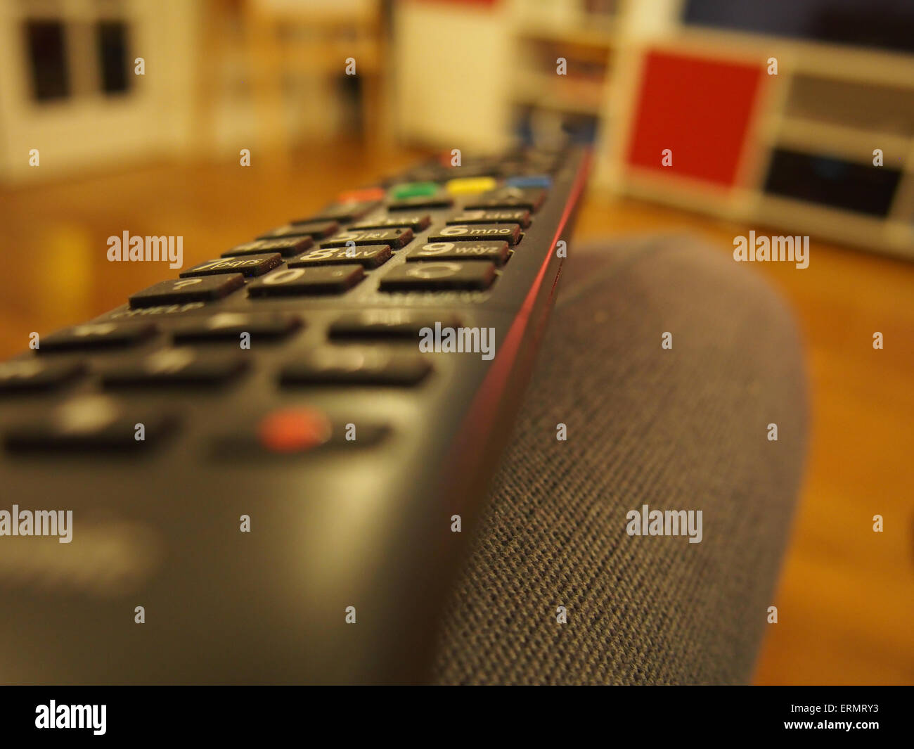 Controller TV sul braccio di una sedia Foto Stock