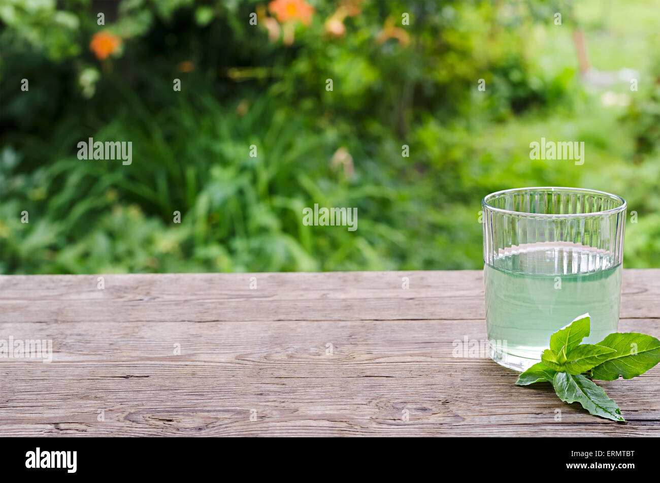 Acqua con la menta all'aria aperta Foto Stock