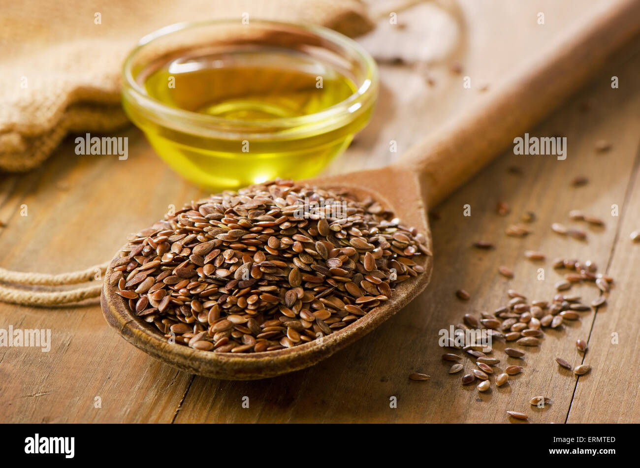 Brown Lino semi su un cucchiaio e olio di lino. Foto Stock