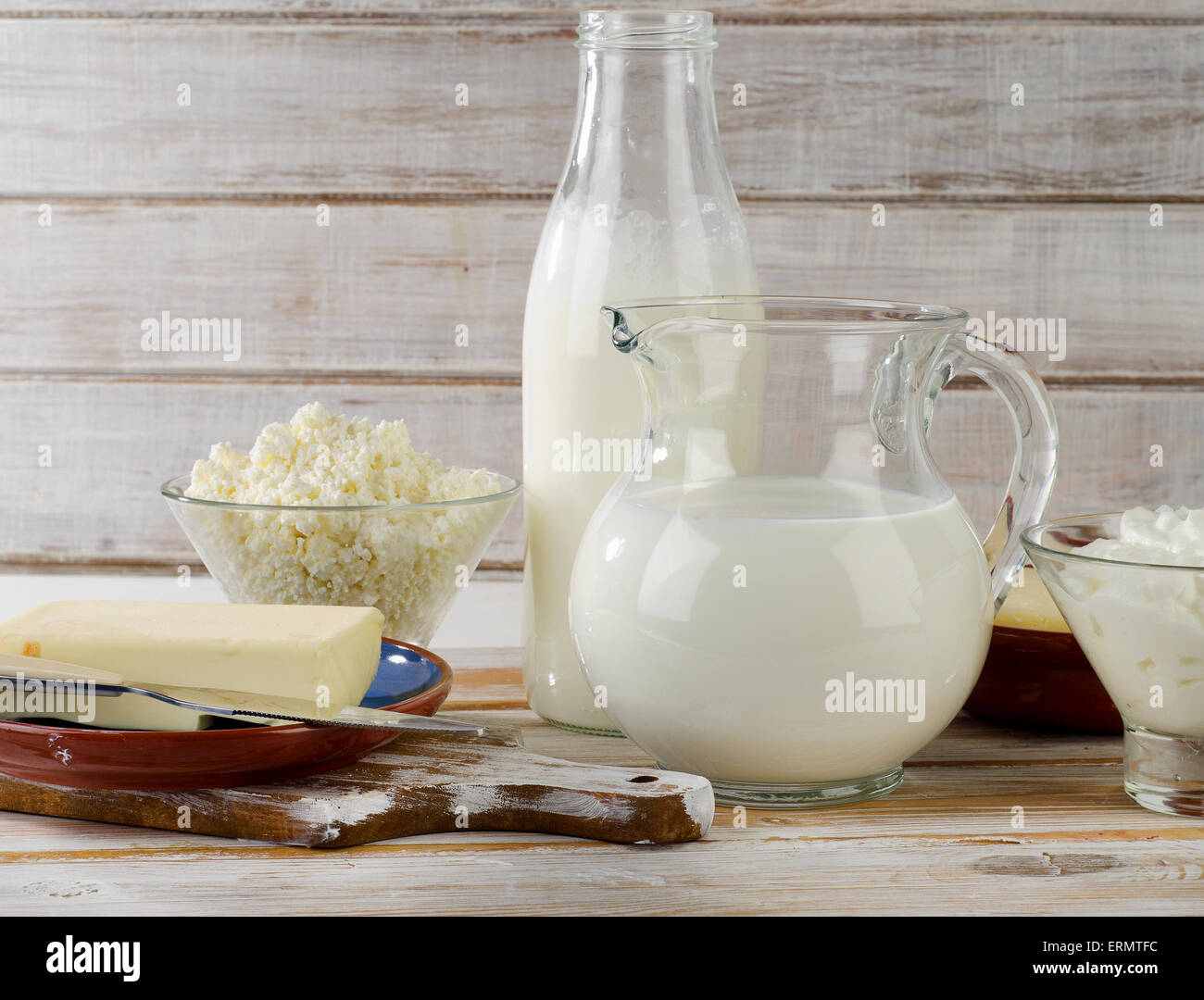 I prodotti lattiero-caseari su un bianco tavolo di legno. Messa a fuoco selettiva Foto Stock