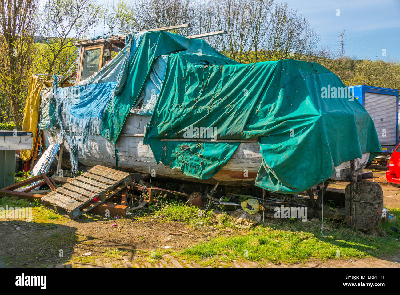 Una barca a sinistra per la lements in un cantiere in Sowerby Bridge, Yorkshire Foto Stock