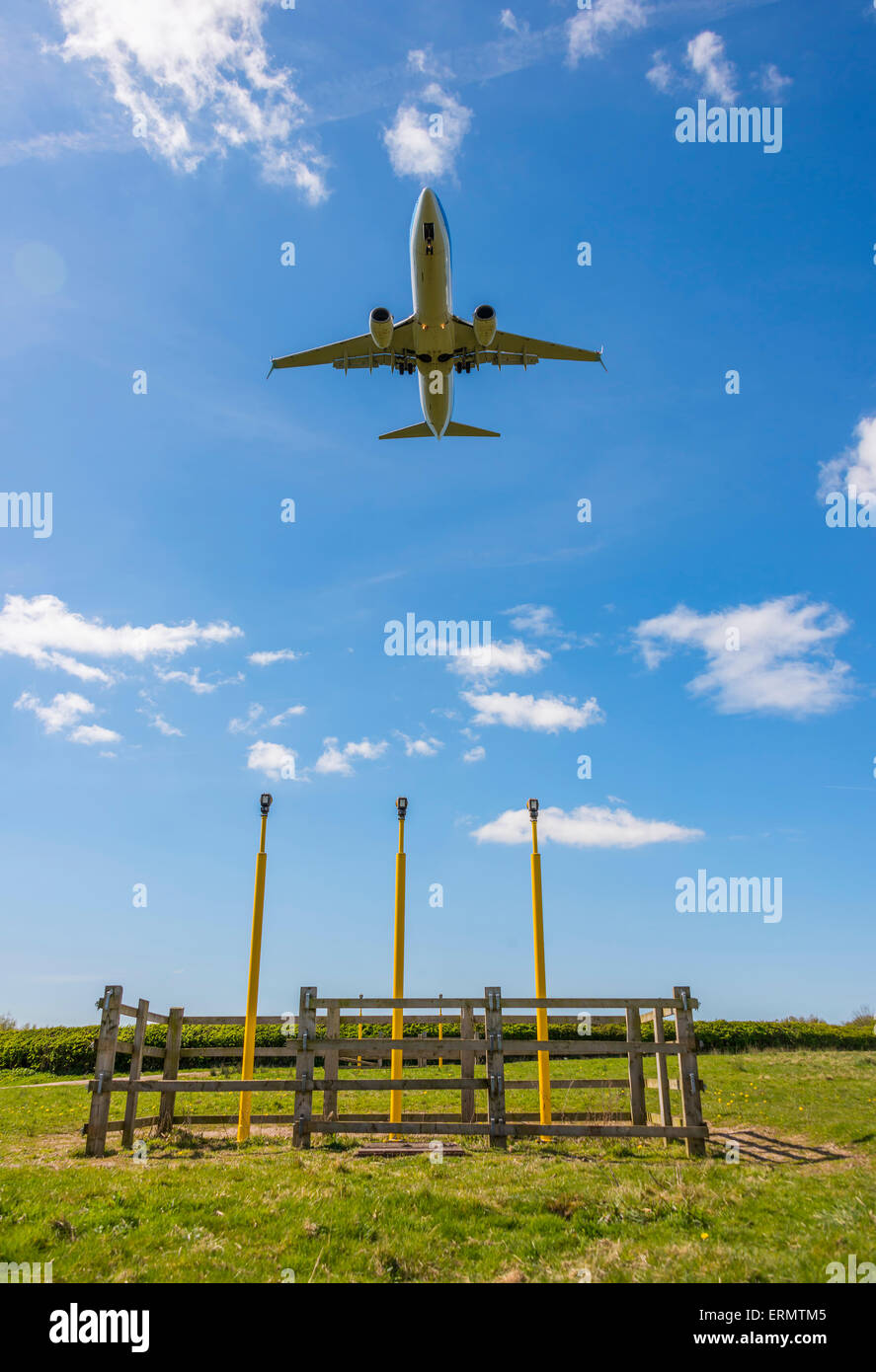 Gli aeromobili in avvicinamento Manchester oltre il campo contenente la pista di luci di avvicinamento Foto Stock