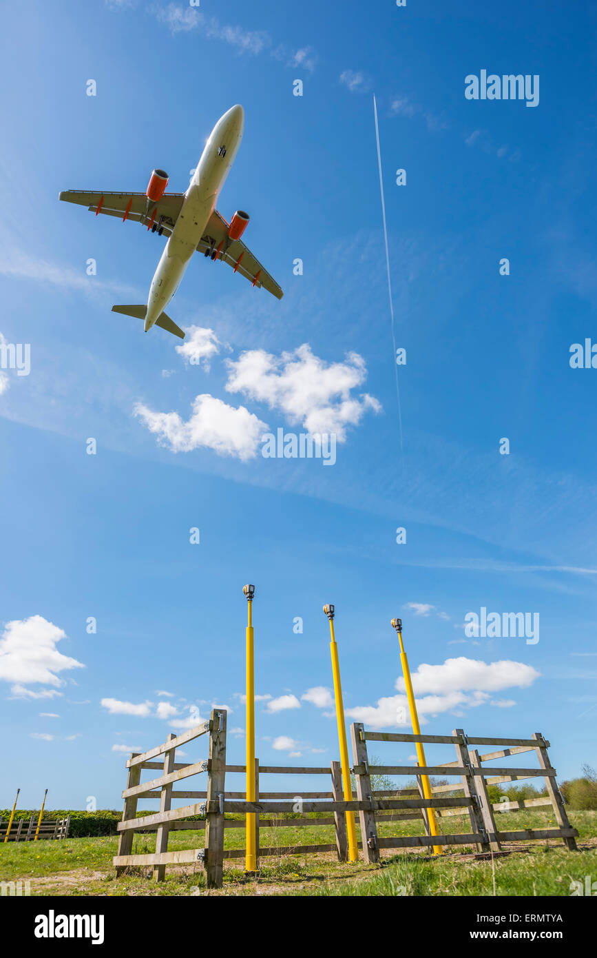Gli aeromobili in avvicinamento Manchester oltre il campo contenente la pista di luci di avvicinamento Foto Stock