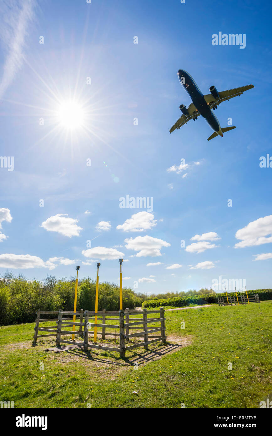Gli aeromobili in avvicinamento Manchester oltre il campo contenente la pista di luci di avvicinamento Foto Stock