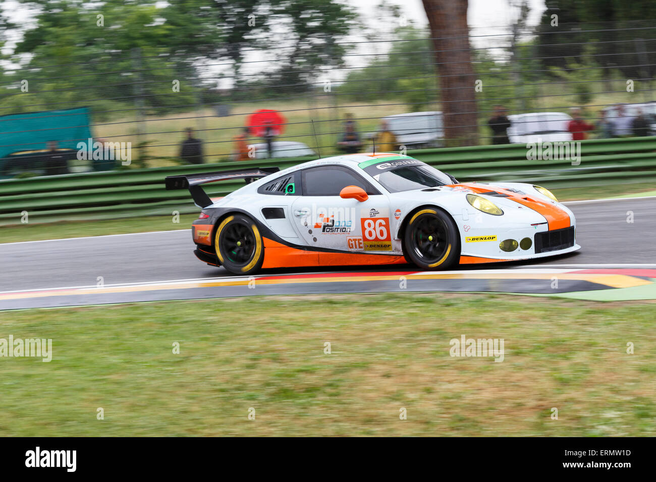 Imola, Italia - 16 Maggio 2015: Porsche 911 RSR del Gulf Racing team britannico, pilotata da Michael Wainwright - Adam Carroll - Philip Keen in azione durante il European Le Mans Series - 4 ore di Imola in Autodromo Enzo e Dino Ferrari il 16 maggio 2015 a Imola, Italia. Foto Stock