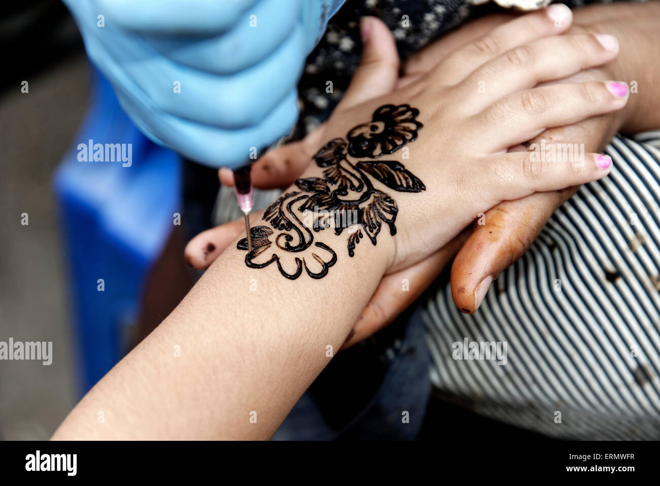 Henna Tattoo su una donna la mano, Asilah, Marocco Foto Stock