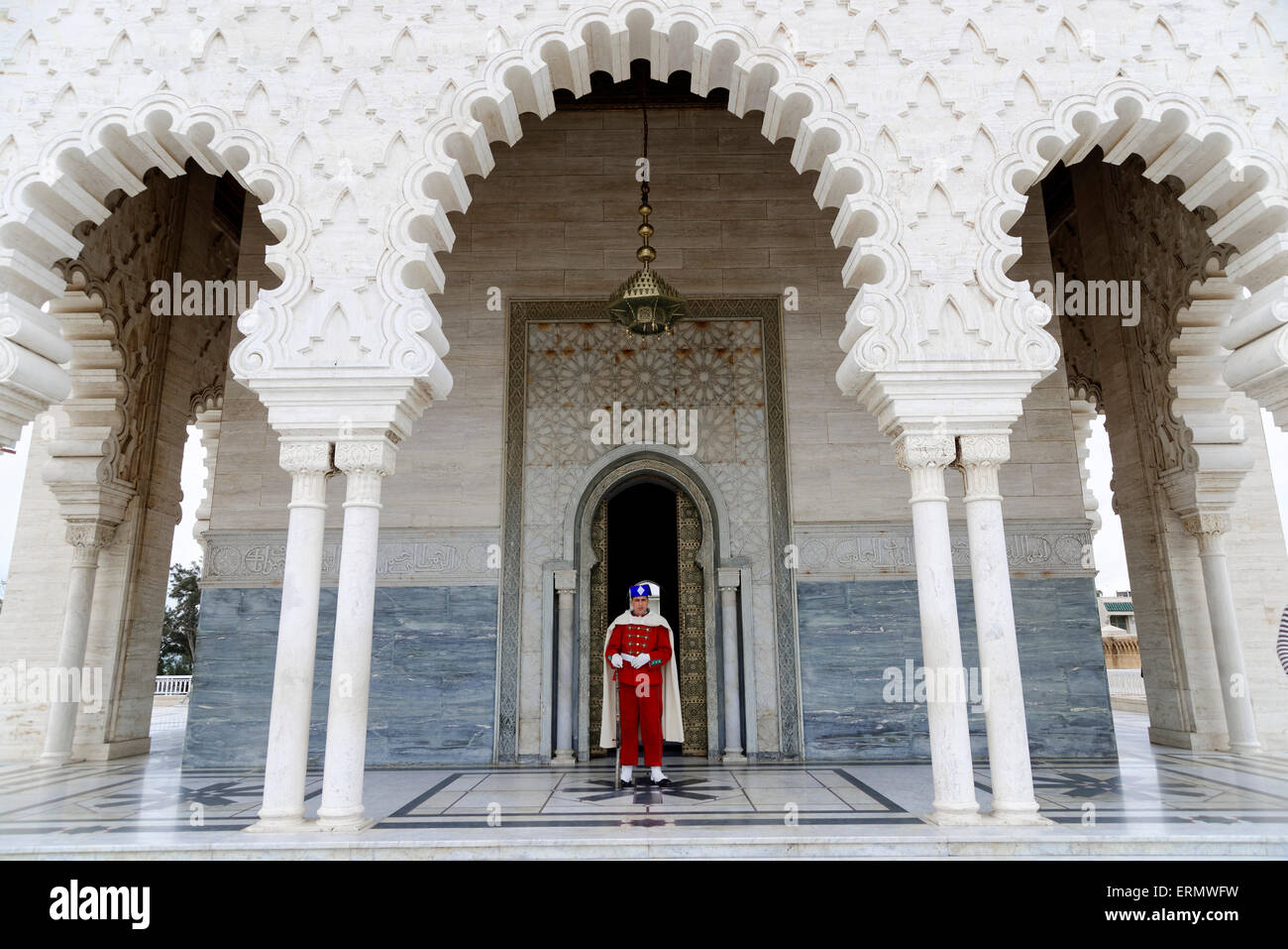 Guardia in uniforme tradizionale presso il cancello del Mausoleo di Mohammed V e Hassan II, Rabat, Marocco Foto Stock