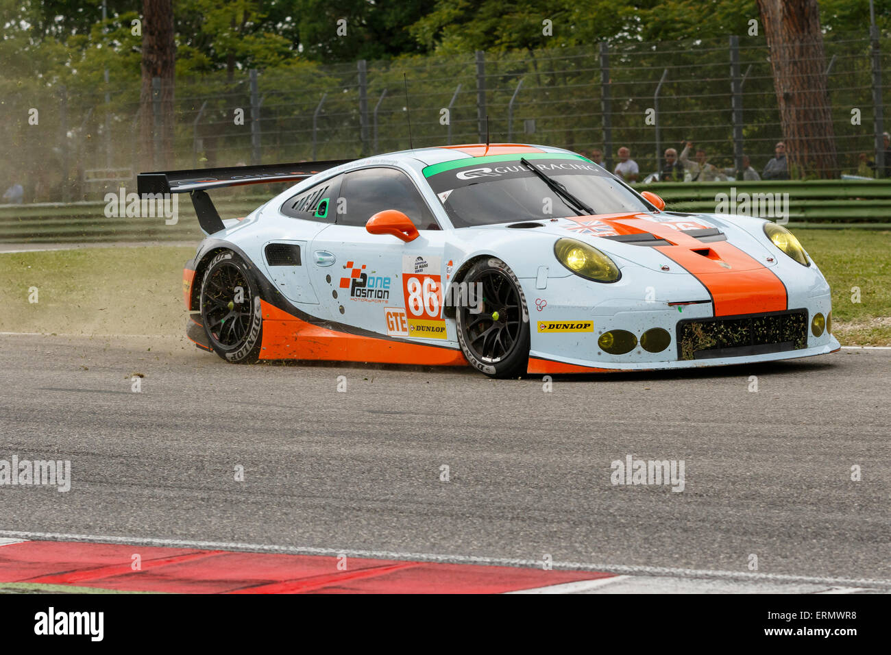 Imola, Italia - 16 Maggio 2015: Porsche 911 RSR del Gulf Racing team britannico, pilotata da Michael Wainwright - Adam Carroll - Philip Keen in azione durante il European Le Mans Series - 4 ore di Imola in Autodromo Enzo e Dino Ferrari il 16 maggio 2015 a Imola, Italia. Foto Stock