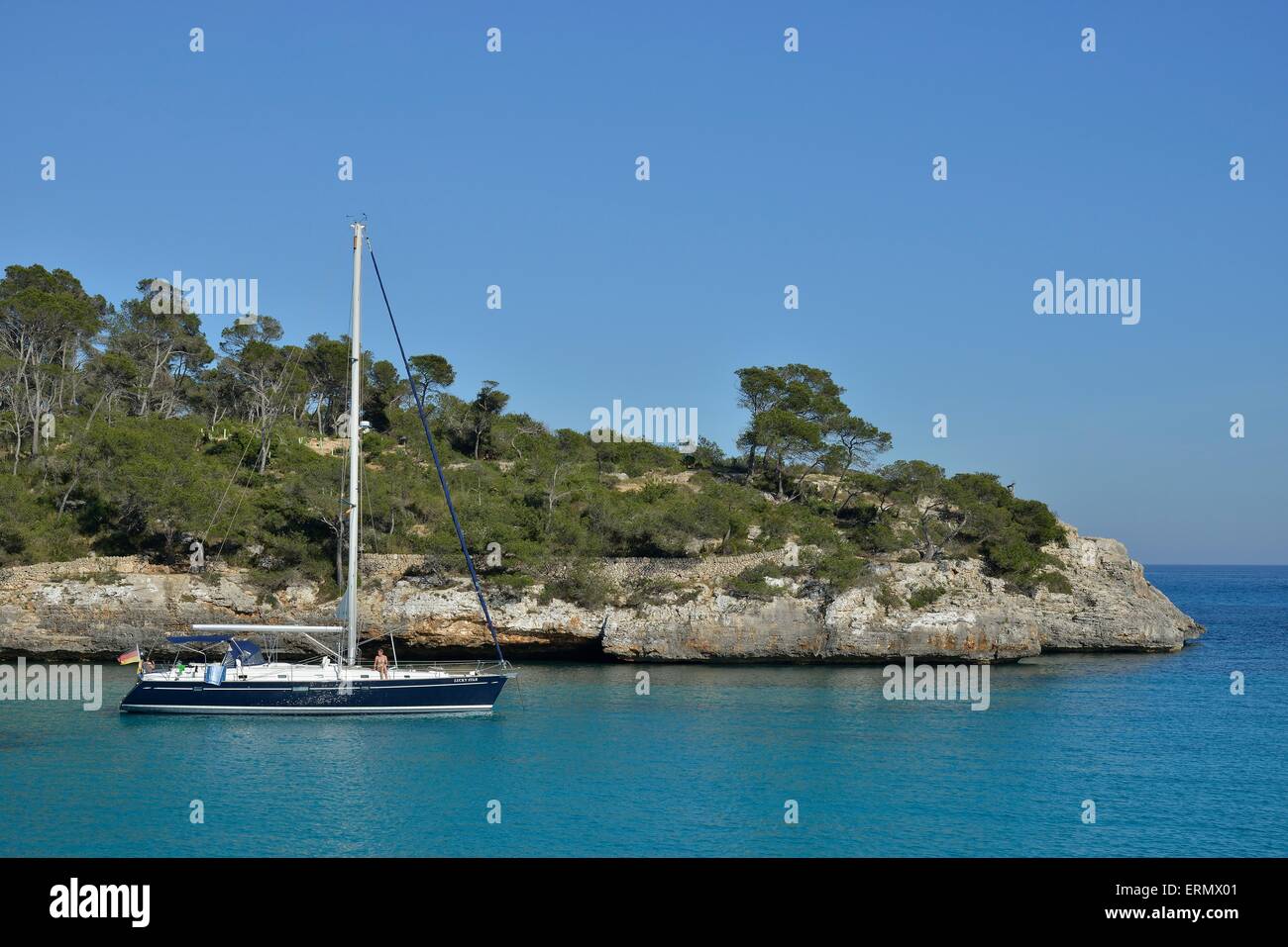 Barca a vela nella baia di Cala Mondragó, Maiorca, isole Baleari, Spagna Foto Stock