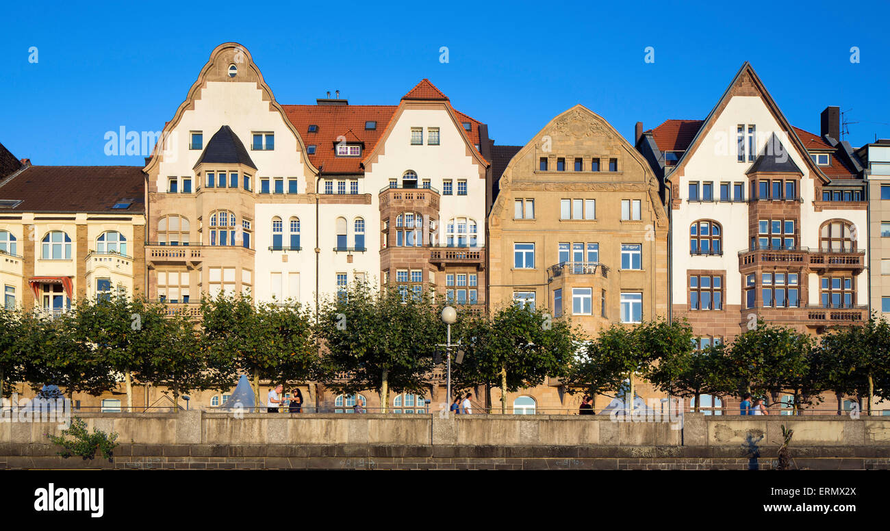 Wohngebäude am Rheinufer in der Düsseldorfer Altstadt. Foto Stock