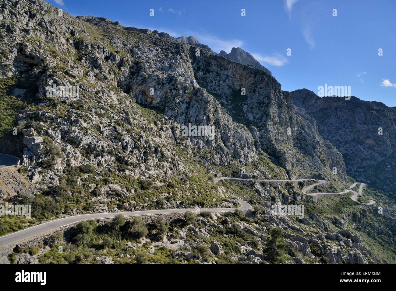 Strada a serpentina nella baia di Sa Calobra, Maiorca, isole Baleari, Spagna Foto Stock