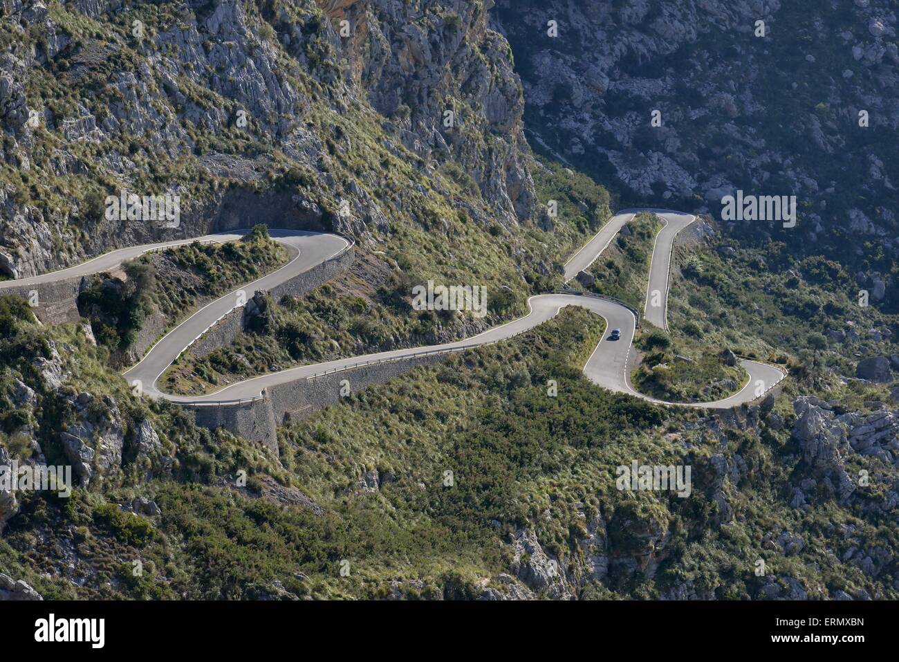 Strada a serpentina nella baia di Sa Calobra, Maiorca, isole Baleari, Spagna Foto Stock