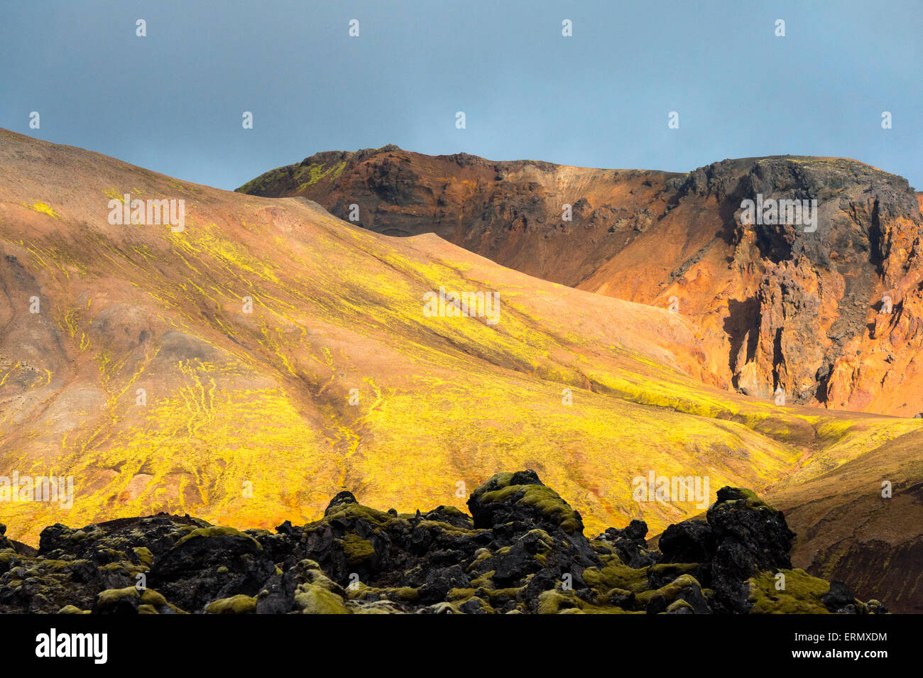 Vulkanisches Gebirge im Morgenlicht Foto Stock