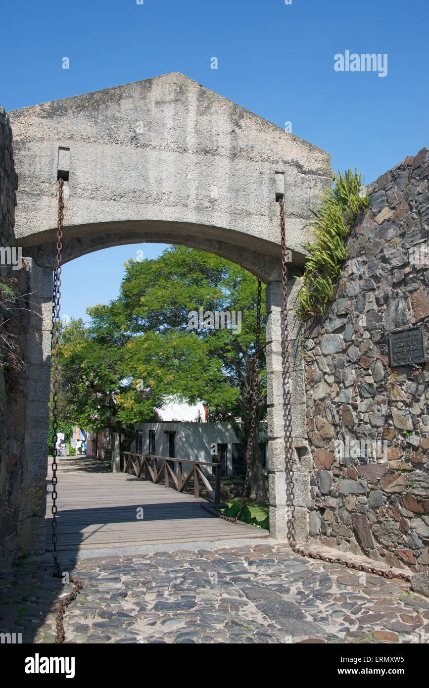 Il vecchio ponte levatoio e ingresso storico quartiere coloniale di Colonia del Sacramento Uruguay Foto Stock