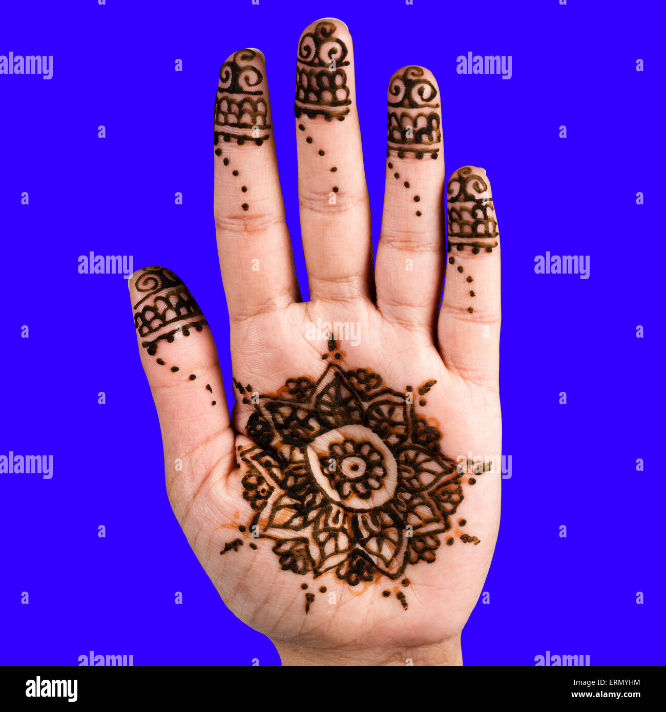 Henna Tattoo mano arte della decorazione tracciato di ritaglio quadrato blu Foto Stock