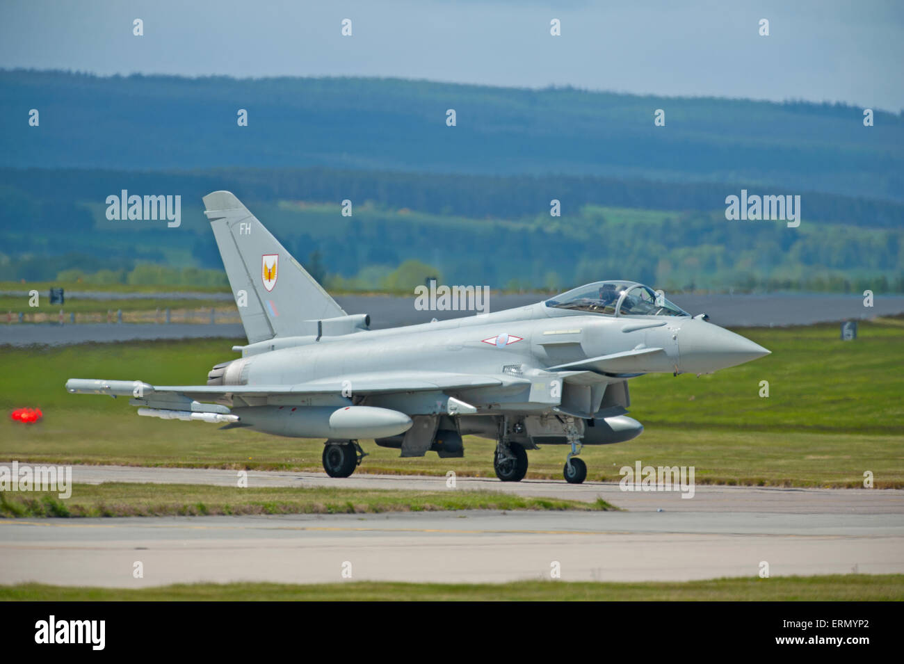 Eurofighter Typhoon veloce jet da combattimento si prepara a prendere il via dalla RAF Lossiemouth home base in Scozia. SCO 9852. Foto Stock