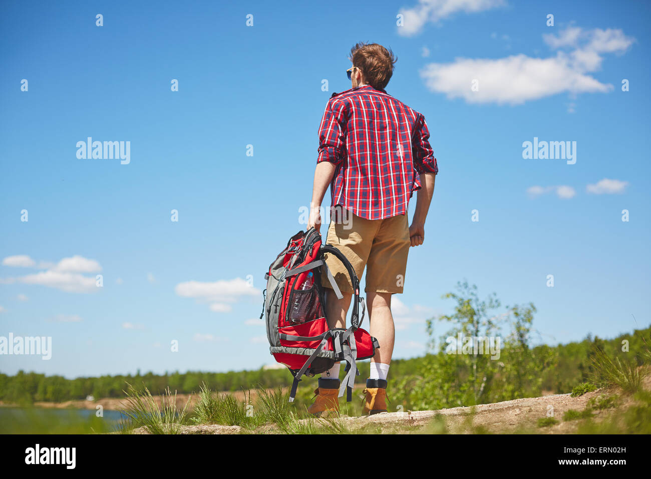 Giovani viaggiatori con zaino in spalla godendo di viaggio Foto stock -  Alamy