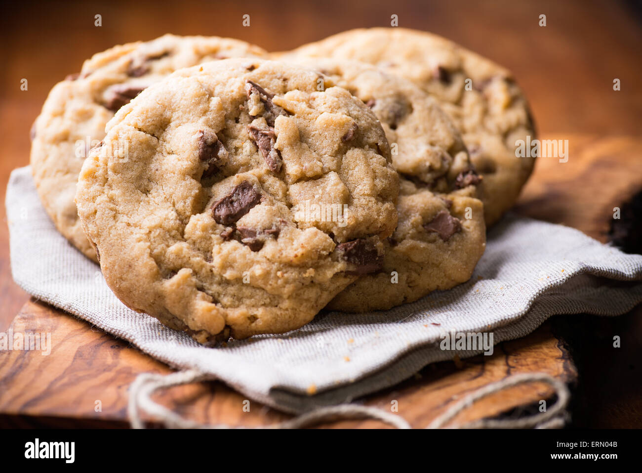 I biscotti al cioccolato sul tovagliolo su olive wood board, il fuoco selettivo Foto Stock