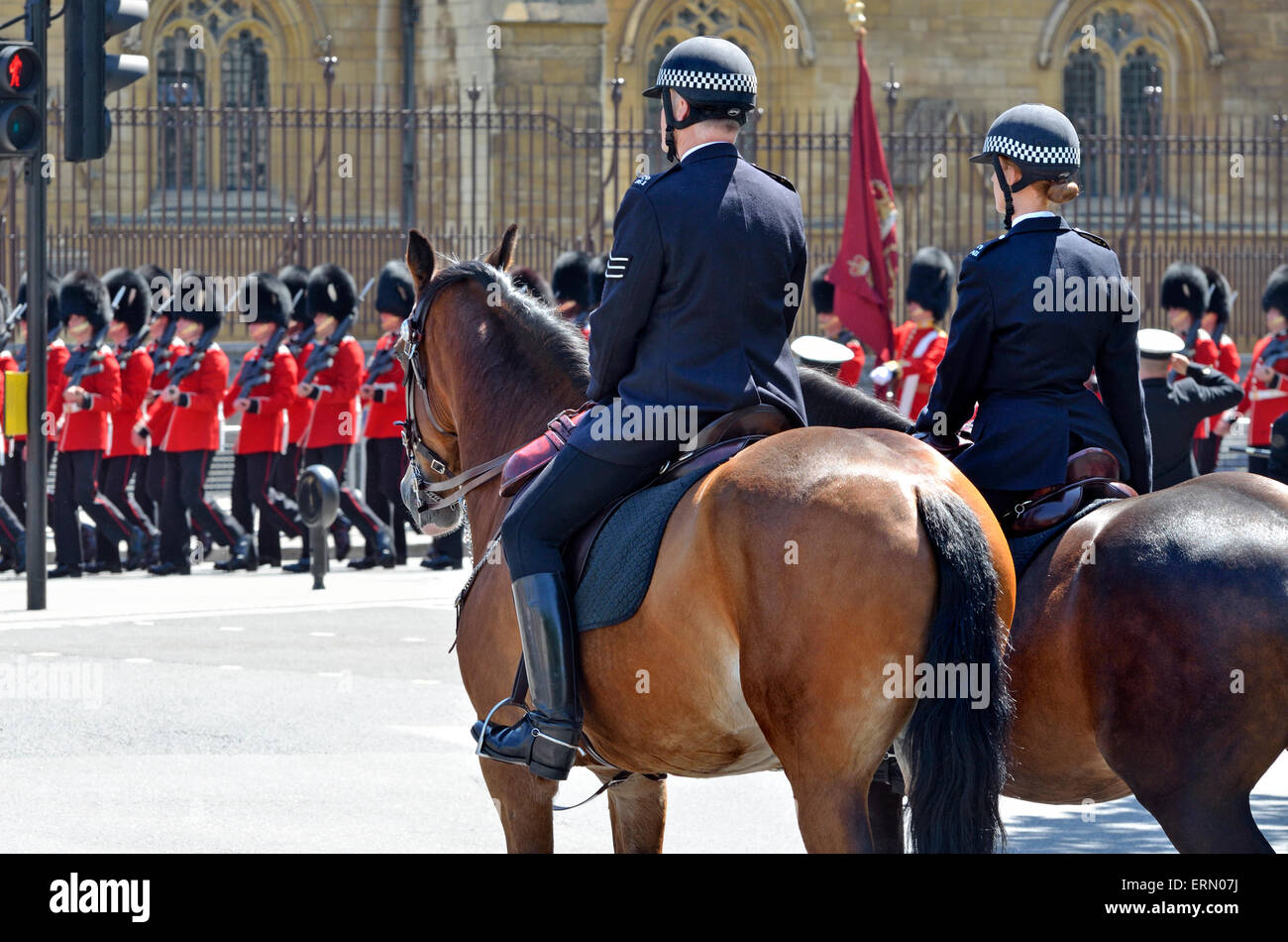 Londra, Regno Unito. 27 Maggio, 2015. Montate i funzionari di polizia presso lo Stato apertura del Parlamento Foto Stock