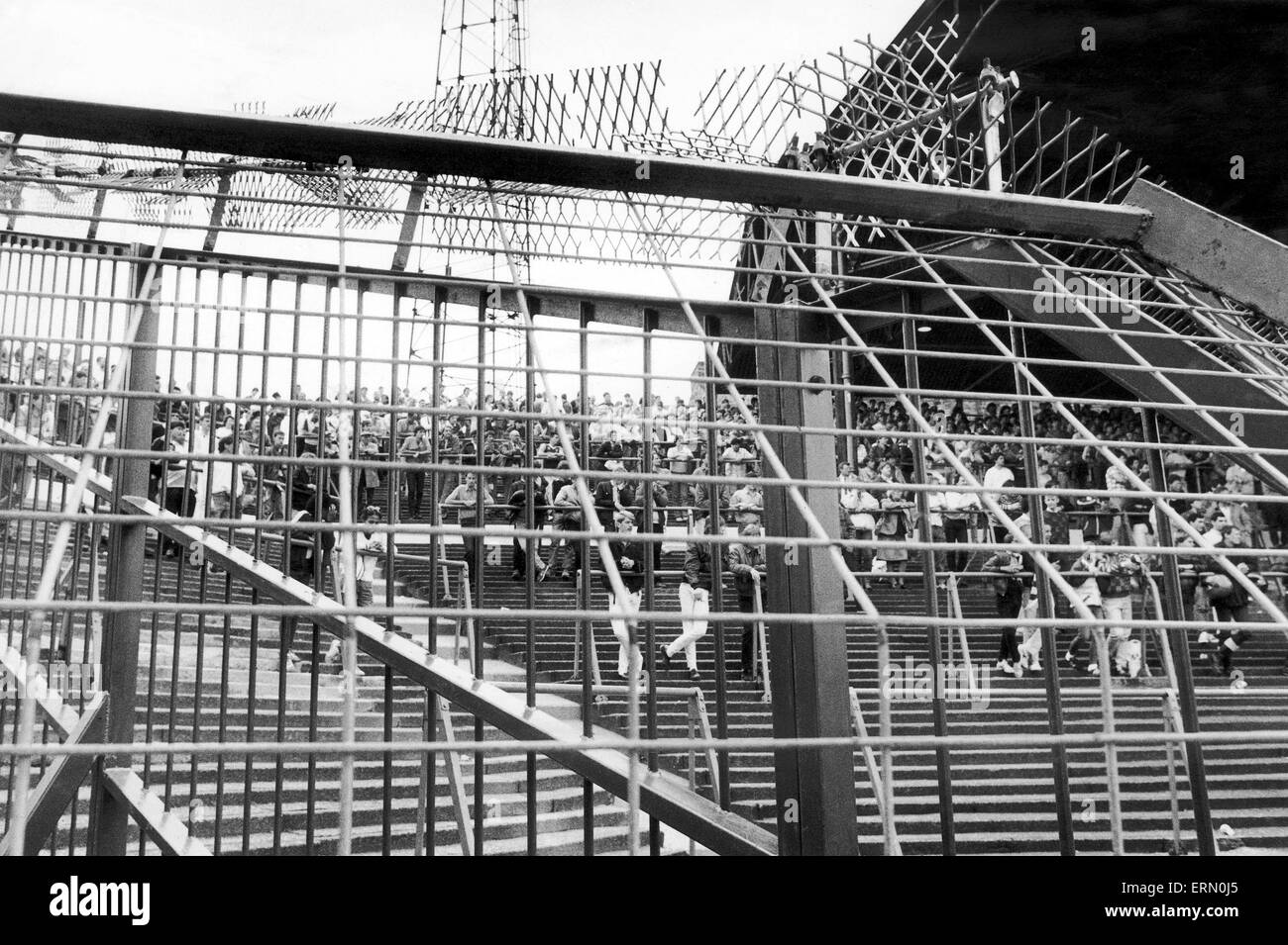 English League Division una partita presso il St Andrews. Birmingham City 1 V West Ham United 0. West Ham appassionati al gioco seduti dietro il recentemente installato anti-sommossa scherma presso il St Andrews, la prima partita di campionato per essere giocato ci a partire dal famigerato Leeds riot corrisponde alla fine della stagione precedente. Il 17 agosto 1985. Foto Stock