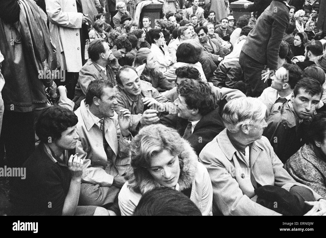 Il divieto di bombardare la dimostrazione in Trafalgar Square. I grandi nomi del mondo delle arti di sedersi in segno di protesta contro le armi nucleari in Trafalgar Square. A sinistra la localizzazione è lo scrittore Doris Lessing con John Osborne accanto a lei. Xvii Settembre 1961 Foto Stock