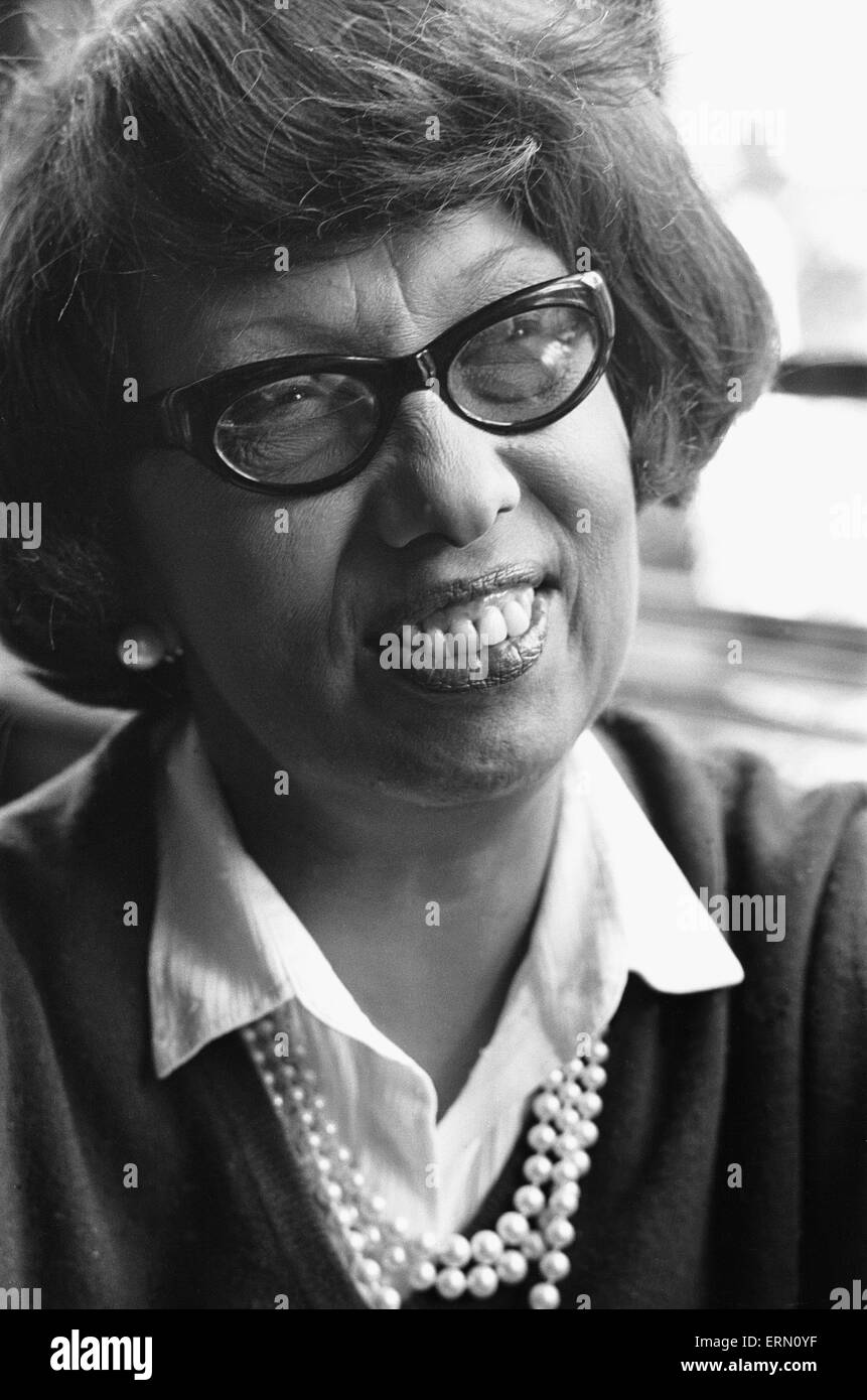 Josephine Baker americano-Nato ballerino francese, cantante e attrice, visto qui dando una conferenza stampa poco dopo il suo arrivo presso l'aeroporto di Heathrow. 12 Giugno 1967 Foto Stock