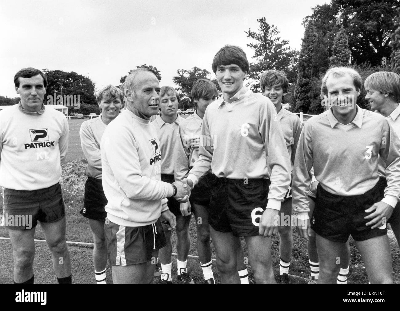Birmingham City Football Manager Ron Saunders saluta il riscontro Mick Harford e i suoi compagni di squadra di Blues come essi riferire per allenamento pre-stagione. Il 21 luglio 1982. Foto Stock