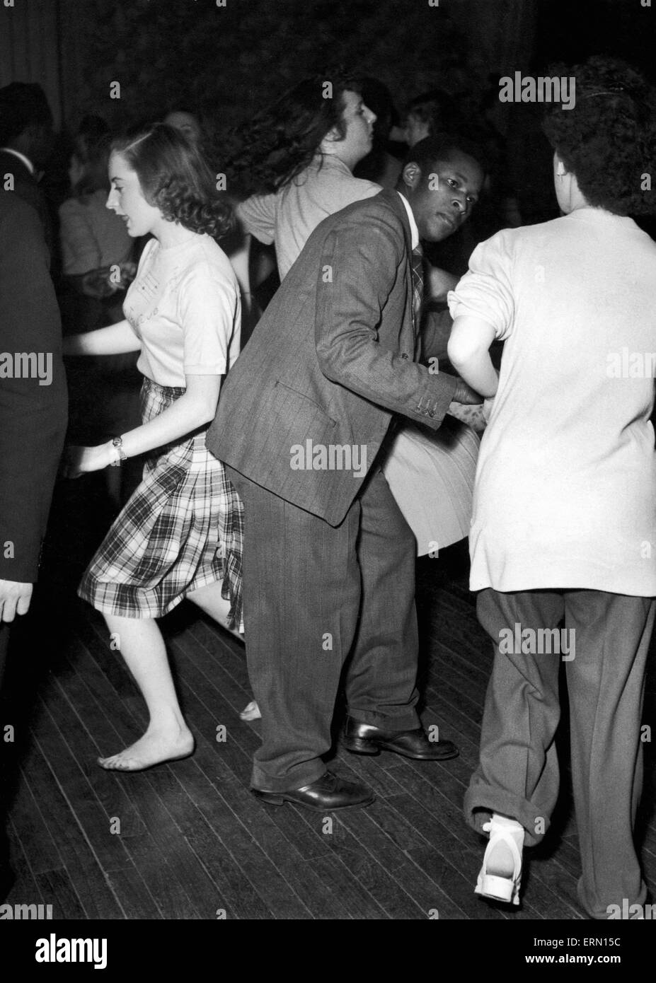 A piedi nudi a ballare è vietata in 'londinese di Harlem'. Ma la ragazza sulla sinistra pensato che valeva la pena di correre il rischio. Irene Hanlin, da Hoxton, la ragazza sulla destra, ha 'tagliato all' il suo dancing a circa quattro volte la settimana. Fotografia scattata al Paramount a Londra il Tottenham Court Road. 17 novembre 1949. Foto Stock