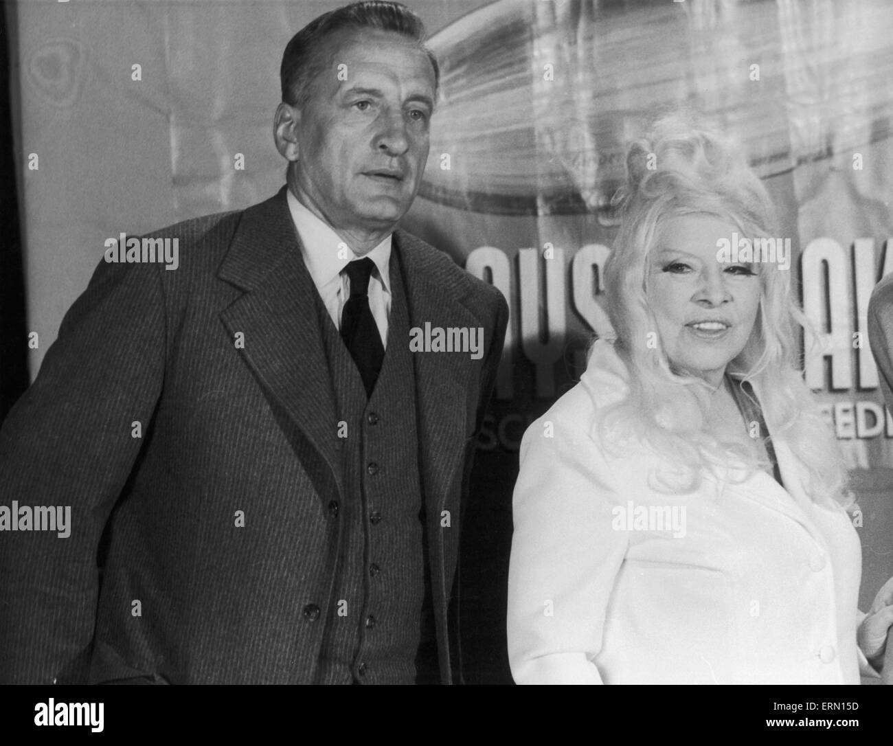 Mae West visto qui durante una visita al set del film 'Hindenberg' alla pellicola di Universal Studios di Los Angeles con George C Scott. 1 Settembre 1974 Foto Stock