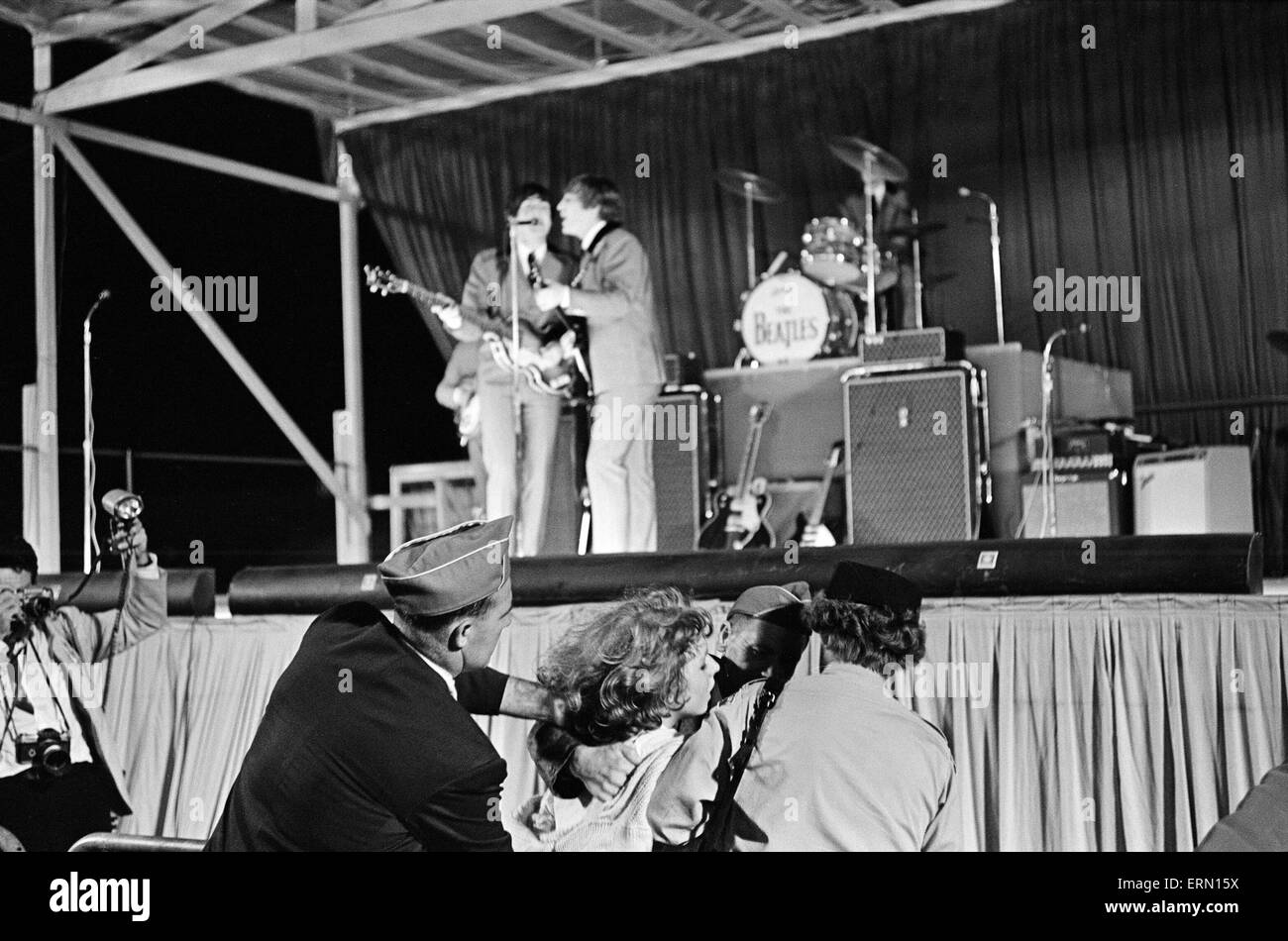 I Beatles primo tour americano 19 agosto al 20 settembre 1964. La band nella foto sul palco dell'Impero Stadium di Vancouver, British Columbia, Canada come ventole sono aiutati. Il 22 agosto 1964. Foto Stock