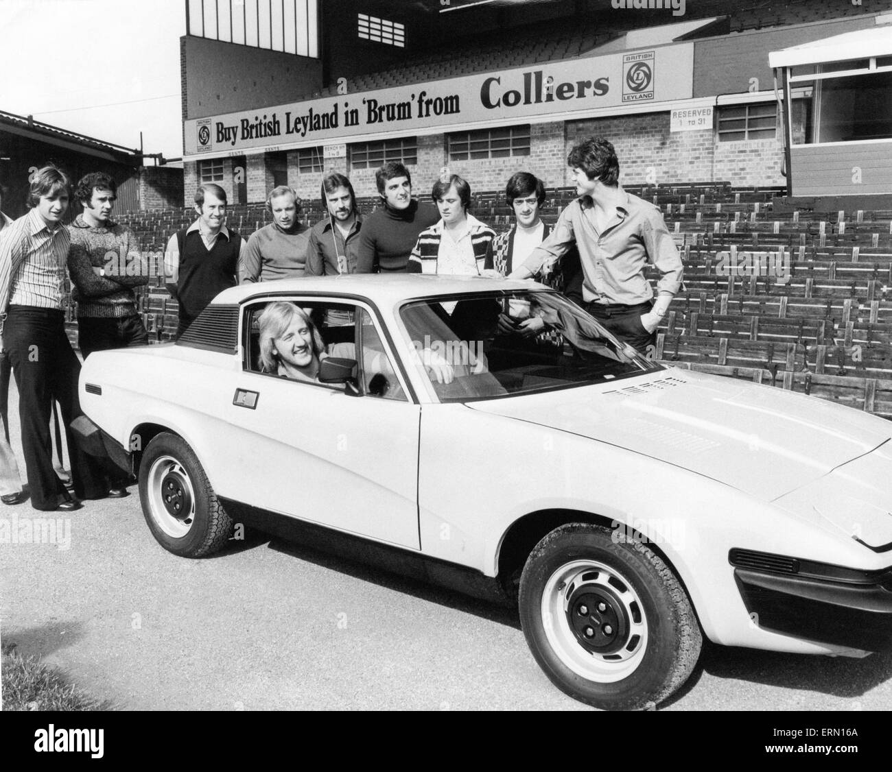Birmingham City calciatori guardando il nuovo TR7 auto sportive che uno di essi potrebbe vincere per ottenere il sesto obiettivo di un 6-0 win. Il 27 settembre 1976. Foto Stock