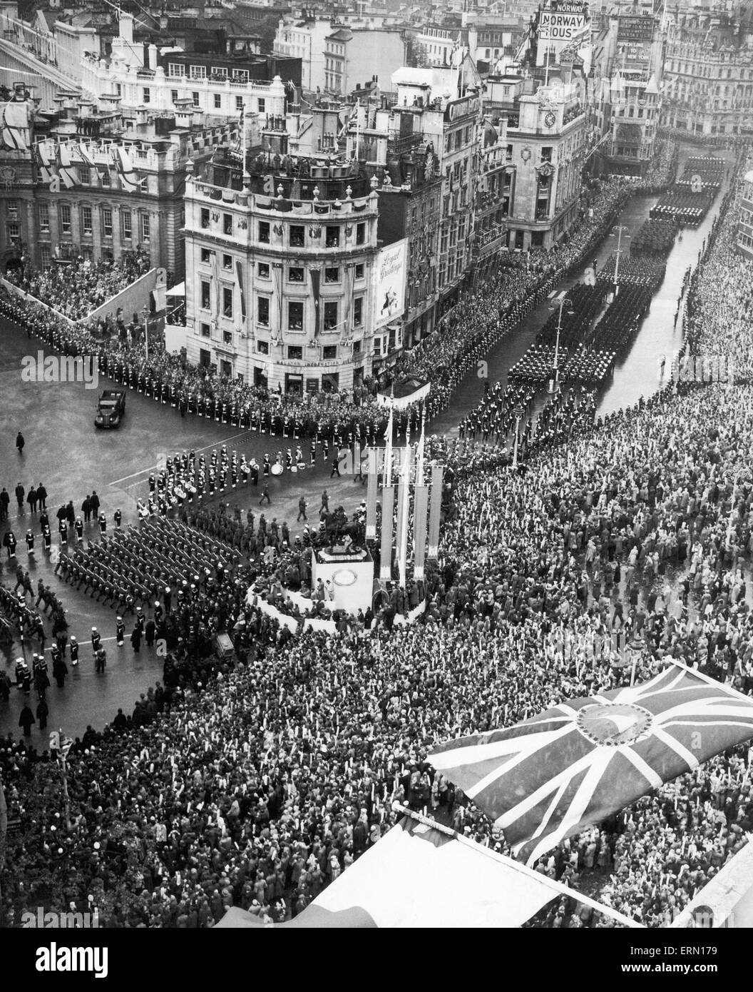L incoronazione della Regina Elisabetta II è stata la cerimonia in cui il recentemente salito monarch, Elizabeth II, fu incoronata Regina del Regno Unito, Canada, Australia, Nuova Zelanda, Sud Africa, Ceylon, e Pakistan, nonché assumendo il ruolo di responsabile del Foto Stock