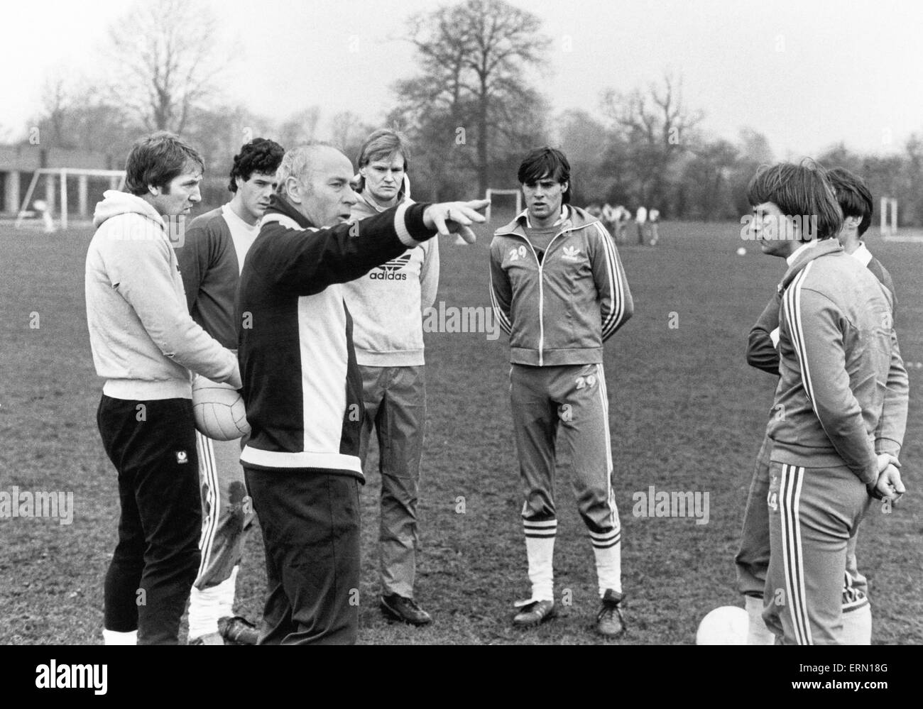 Birmingham City Football Manager Ron Saunders si mette al lavoro con i suoi giocatori presso il club di formazione Elmdon massa. Il 22 febbraio 1982. Foto Stock