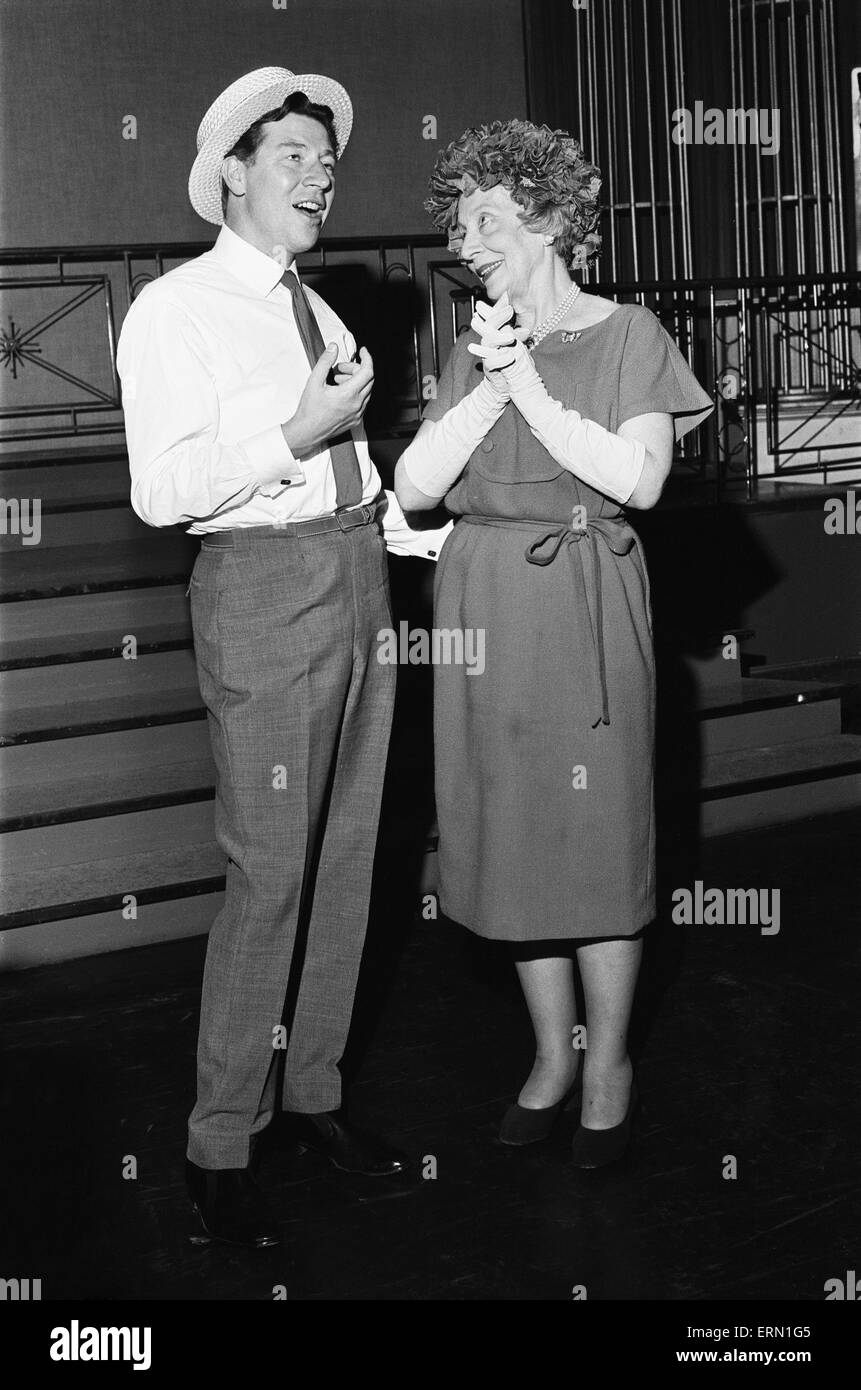 Dame Edith Evans visto qui con Max Bygraves 16 Luglio 1964 Foto Stock